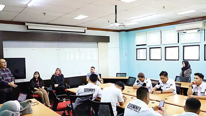 Kadiskominfo Rohul H Syofwan SSos memberikan sambutan saat membawa Tim Media Center Diskominfo Rohul mengikuti pelatihan dan sertifikasi di Universitas Telkom Bandung (UTB) Jabar, Selasa (9/3/2023).