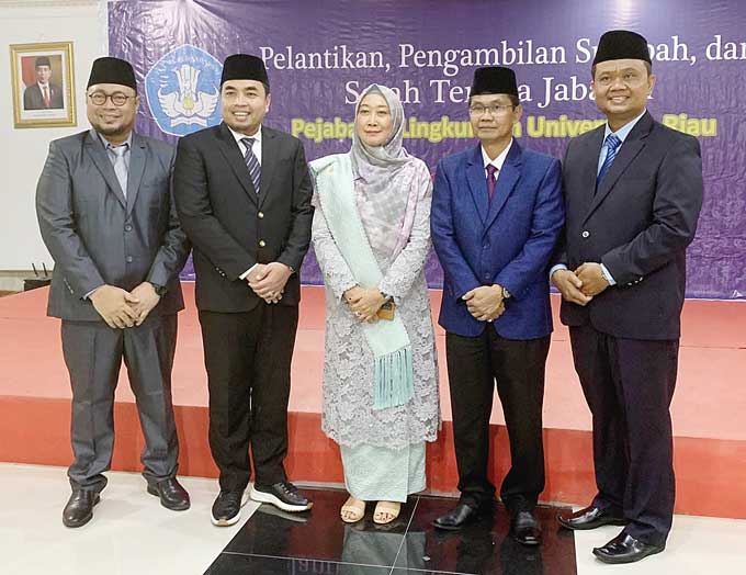 Rektor Universitas Riau (Unri) Prof Dr Sri Indarti SE MSi berfoto bersama dengan sejumlah pejabat baru yang dilantik di Pekanbaru, Rabu (18/1/2023).
