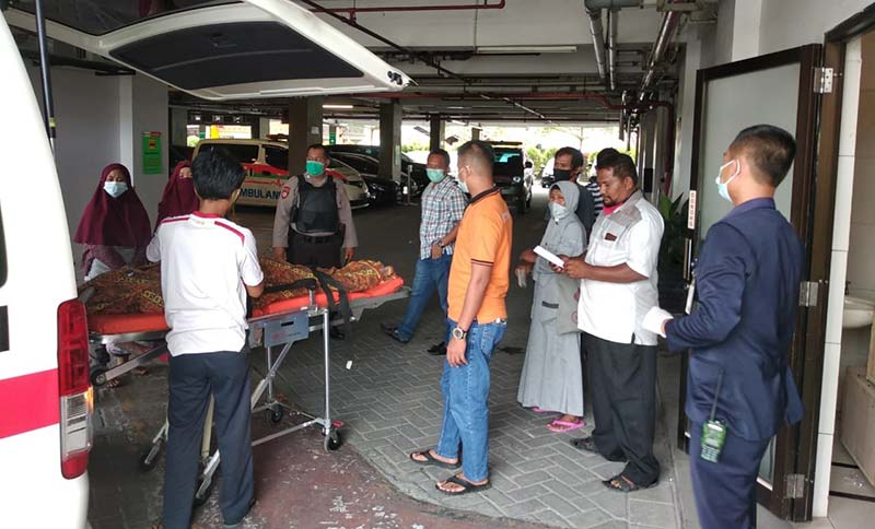 Pihak medis dan Polsek Tampan saat menangani korban jambret, Masriati (48),  di RS Awal Bros Panam, Sabtu (21/11/2020). Polsek Tampan for Riaupos
