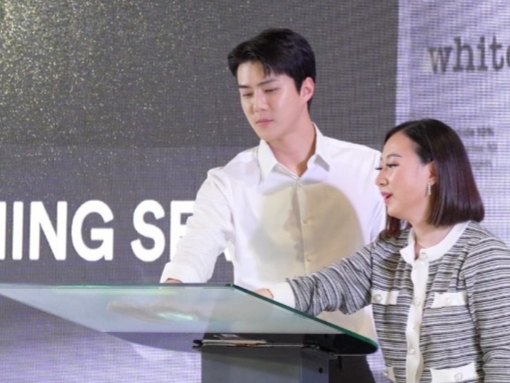 Sehun EXO hadir dalam jumpa fans bersama Whitelab di Central Park, Jakarta (6/11), sebelum acara dihentikan karena penonton terlalu banyak.