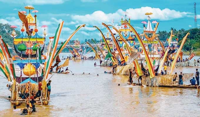 Iring-iringan Perahu Baganduang saat pawai di Tepian Muko Lobuah, Desa Banjar Padang, Kecamatan Kuantan Mudik, beberapa waktu lalu.