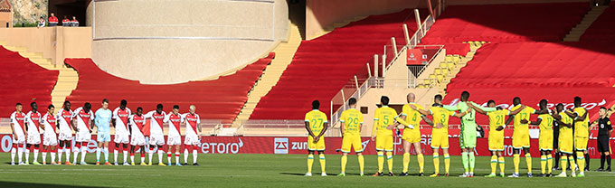 Sepakbola dunia juga berduka. Tampak pemain AS Monaco dan FC Nantes mengheningkan cipta di lapangan mengenang Tragedi Kanjuruhan sebelum pertandingan Liga 1 Prancis di Stadion Louis II, Monaco, Ahad (2/10/2022).
