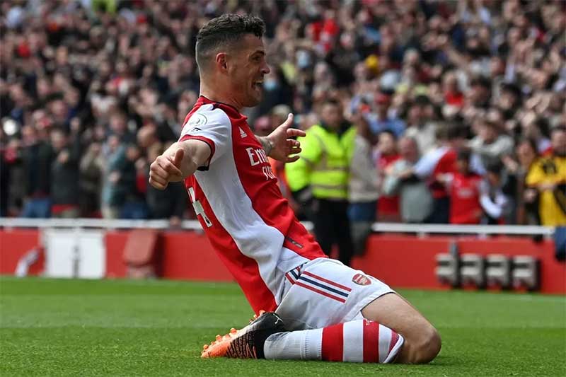 Granit Xhaka saat melakukan selebrasi usai membobol gawang Manchester United. Xhaka dikabarkan segera bergabung dengan Bayer Leverkusen.