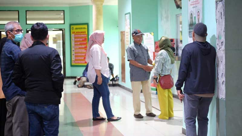 Asisten Bidang Pemerintahan dan Kesejahteraan Rakyat Setdakab Kepulauan Meranti Drs Irmansyah MSi mengunjungi dan memantau situasi pelayanan di RSUD Meranti. Foto diambil belum lama ini.
