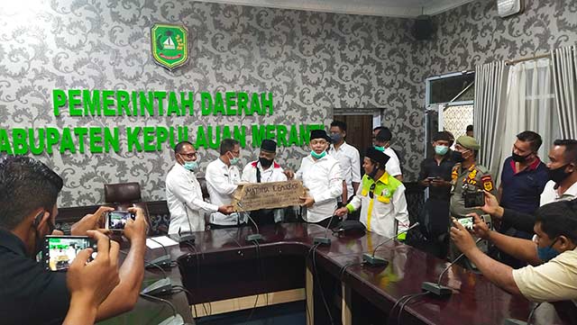 Ketua Falma, Ramlan, dan rekannya menitipkan peti mati melalui Asisten III Setdakab Meranti, Rodaner, untuk Bupati Kabupaten Kepulauan Meranti, Irwan Nasir, Rabu (24/6/2020). Wira Saputra/Riau Pos