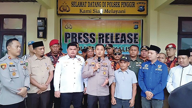 Kapolres Bengkalis AKBP Setyo Bimo Anggoro didampingi Kapolsek Pinggir Kompol Ade Zaldi, menggelar press release terkait penanganan perkara dugaan kasus penyematan bendera di leher anjing, yang diduga dilakukan seorang warga di Polsek Pinggir, Bengkalis,