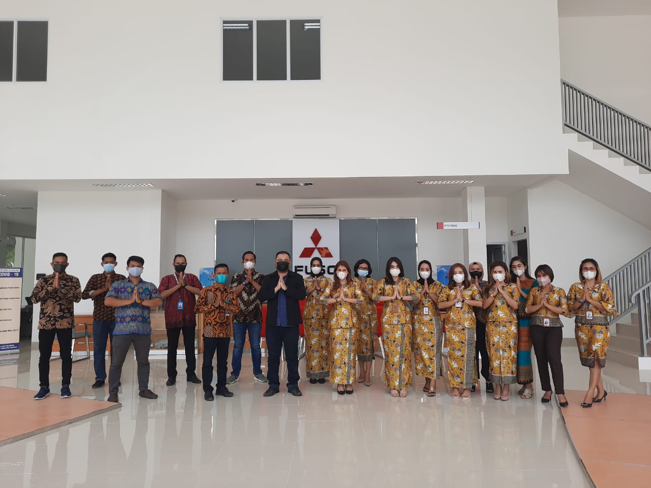 Foto bersama karyawan Mitsubishi Fuso Authorized Dealer PT Pekanbaru Berlian Motors, Jalan Imam Munandar, Kecamatan Tenayan Raya, Pekanbaru, Senin (26/7/2021)