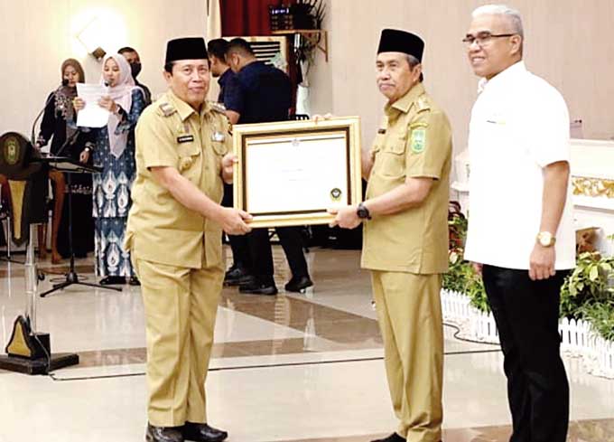 Gubernur Riau H Syamsuar didampingi Kepala Kanwil DJPb Riau Ismed Saputra SE MM menyerahkan piagam penghargaan anugerah Treasury Award tahun 2023 dari Kanwil DJPb Provinsi Riau di Gedung Daerah Bali Serindit Pekanbaru, Senin (3/4/2023).