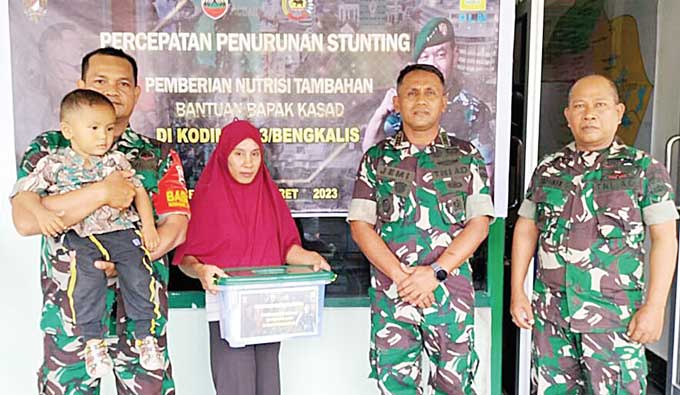 Danramil 03 Mandau, Kapten Arh Jemirianto menyerahkan bantuan makanan bergizi buat balita stunting di Kota Duri, Rabu (8/3/2023).