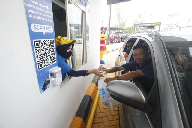Layanan Indomaret Drive Thru di Indomaret Fresh Soekarno Hatta 1AD Jalan Soekarno Hatta Pekanbaru, Jumat (30/12/2022).