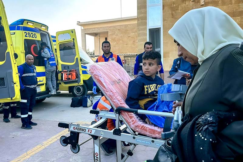 Seorang anak Palestina yang terluka dibawa ke ambulans di perbatasan Rafah-Mesir, setelah dievakuasi dari Jalur Gaza, Senin (25/12/2023).