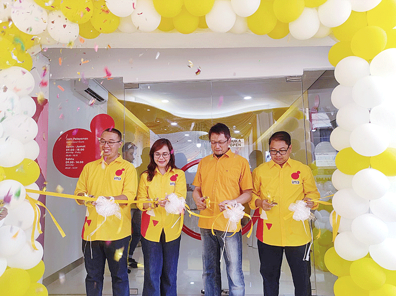 VP - Head of Strategy and Performance Management Indosat Ooredoo Hutchison, VPÂ  Head of Sales Central Sumatera Rengga Permana, AVP - Head of Direct Sales and Retail Region Sumatera Sembodho Budiharto memotong pita launching Pembaruan Gerai IM3, di Jalan