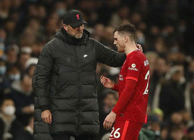 Manajer Liverpool Juergen Klopp berbicara dengan pemainnya, Andrew Robertson. Klopp menjadi pelatih yang ngotot meminta lima pergantian pemain, bukan hanya tiga seperti selama ini.