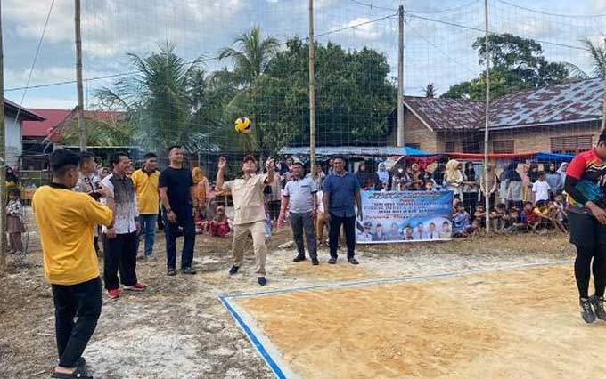Ketua DPRD Muhammad Faisal ST saat melakukan servis bola pertama dalam pembukaan open turnamen bolavoli Pauh Muda Club Cup II antar desa se-Kabupaten Kampar di Desa Koto Tibun, Kecamatan Kampar, Kabupaten Kampar, Senin (20/2/2023).