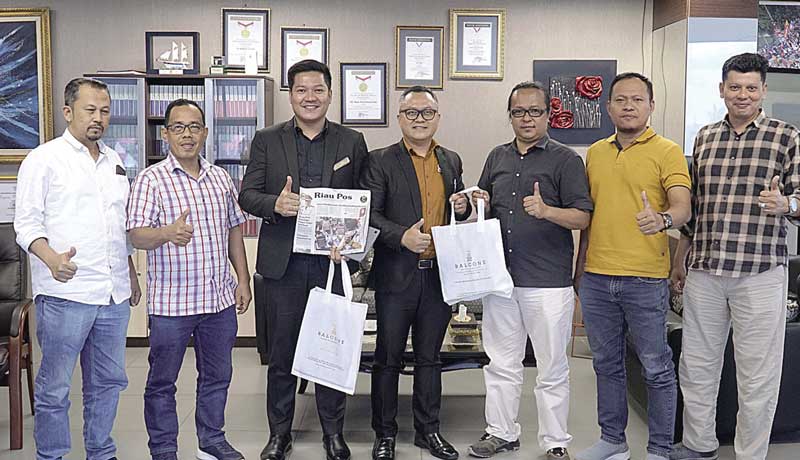 Director Of Sales & Marketing The Balcone Hotel Aguswandi didampingi Senior Sales Manager Danil, memberikan cendera mata kepada Direktur Riau Pos Firman Agus didampingi Direktur Riau Pos Asmawi Ibrahim (dua kiri), Manajer Pemasaran Riau Pos Abdul Kadir Be