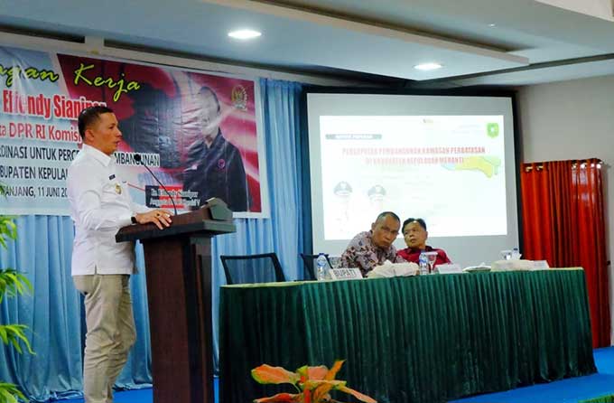 Bupati Kepulauan Meranti M Adil saat menyampaikan sambutan atas kedatangan anggota DPR RI Ir Effendi Sianipar, Sabtu (11/6/2022).