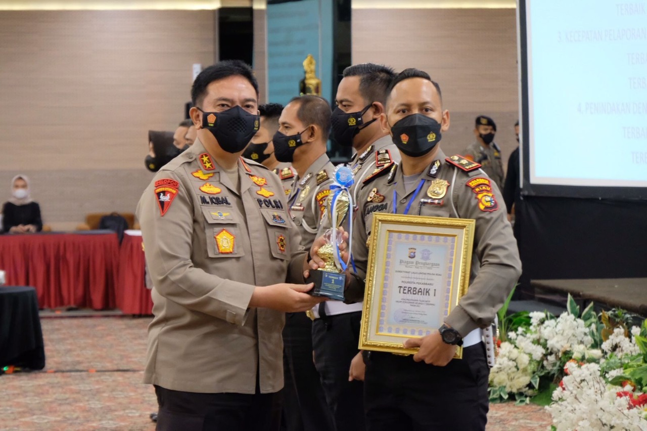 Kapolda Riau Irjen Pol Muhammad Iqbal, SIK, MH saat memberikan piala kepada Kasat Lantas Polresta Pekanbaru Kompol Angga Wahyu P, S.Sos, SIK, Senin (24/1/2022).