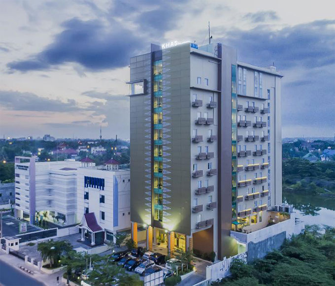 Hotel Khas Pekanbaru terlihat berdiri megah di jantung Kota Pekanbaru, baru-baru ini.