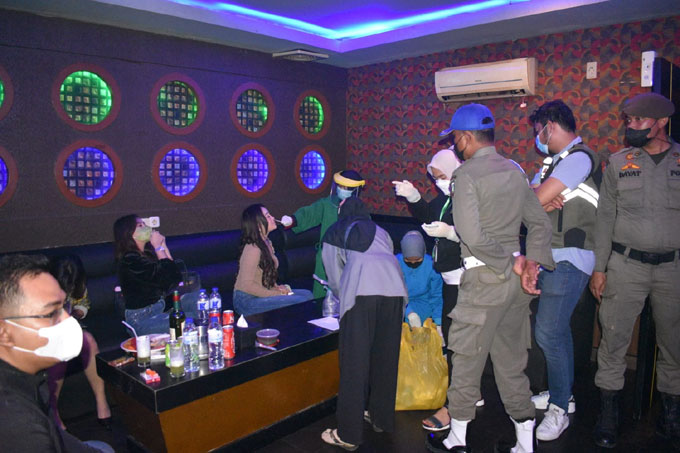 Petugas melakukan tes Swab kepada pengunjung, karyawan dan pemilik usaha, di tempat karaoke C7 yang berada di Jalan Cempaka. Didapati 2 orang pengunjung reaktif.