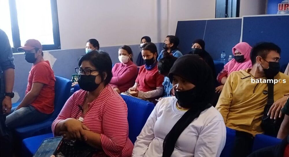 Penyerahan 22 PMI yang diselamatkan Ditpolairud Polda Kepri di Sekupang, Kamis (20/1).