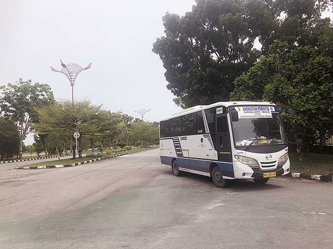 Bus DAMRI berada di Jalan Panglima Ghimbam, Kota Siak. Foto diambil beberapa hari lalu.