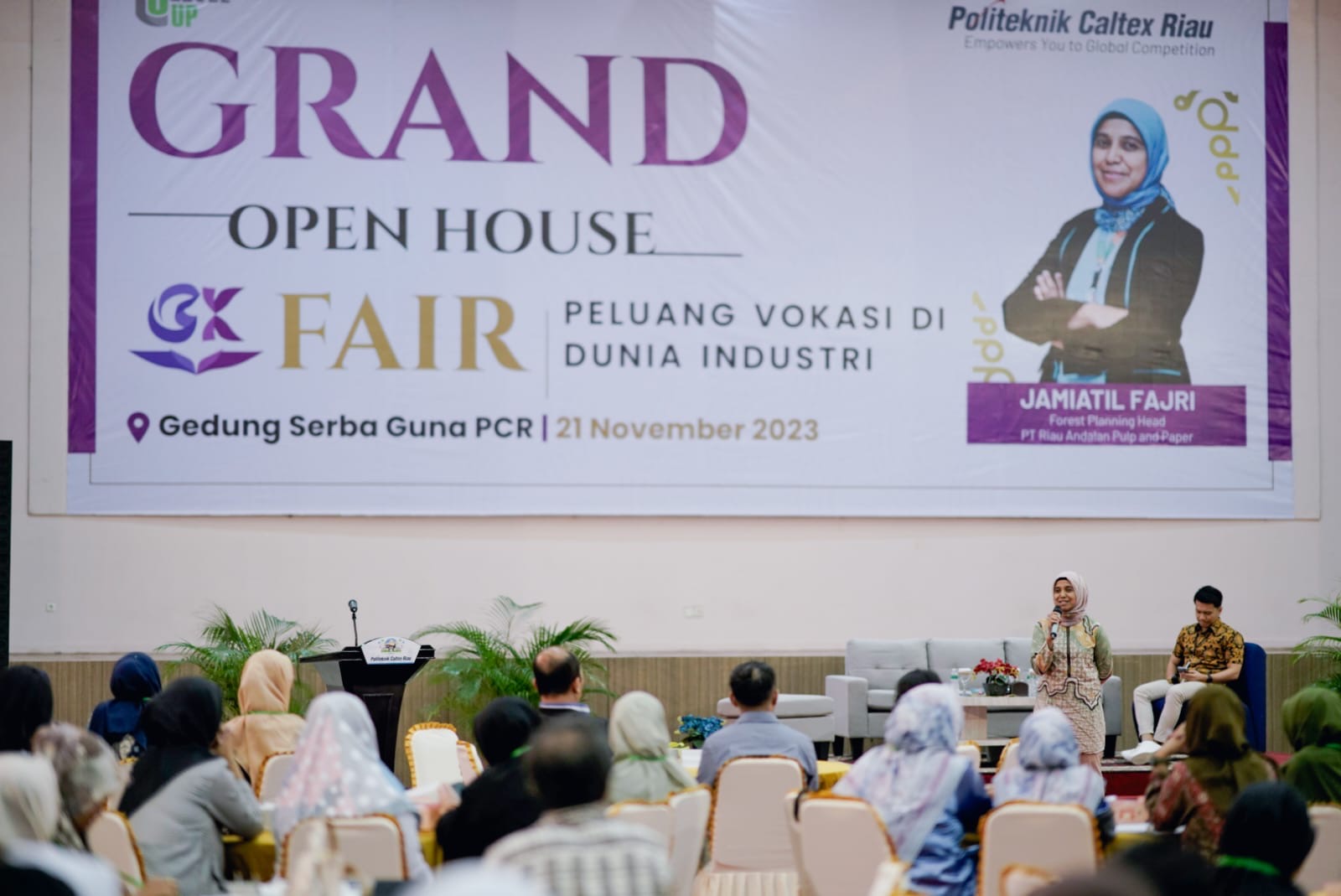 Forest Planning Head PT Riau Andalan Pulp and Paper (RAPP), Jamiatil Fajri saat memberikan materi dalam seminar grand open house BK fair PCR, Selasa (21/11/2023).
