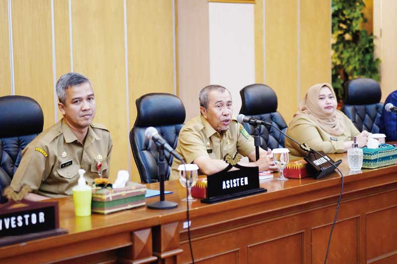 Gubernur Riau Syamsuar memimpin rapat rencana pembangunan PLTS berkapasitas 1.500 megawatt di Bengkalis, Selasa (6/6/2023).