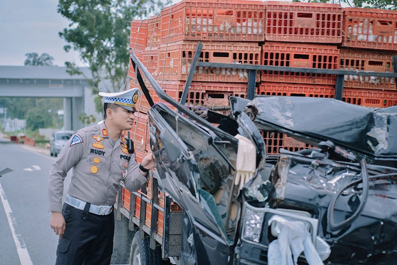 Kasat Lantas Polres Kampar, AKP Rudy Sudaryono melihat kondisi mobil pikap yang bertabrakan dengan truk tronton, Jumat (2/11/2022).