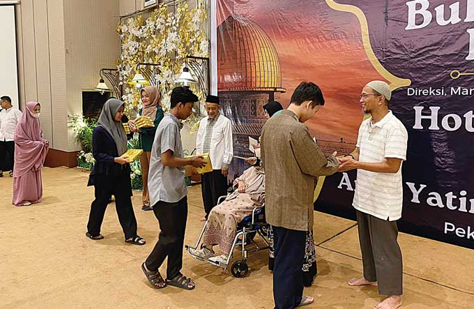 Manajemen dan Direksi Mutiara Merdeka Hotel menyeÂ­rahkan santunan kepada anak yatim dan duafa usai kegiatan berbuka berÂ­sama, Rabu (12/4/2023).
