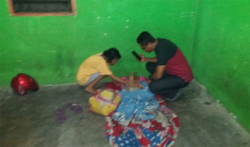 Penyidik dari Polsek Bukitraya saat melakukan olah TKP di rumah korban penganiayaan yang menunggal di Jalan Sidodadi, Kelurahan Pemberhentian Marpoyan, Kecamatan Marpoyan Damai, pada Rabu (3/6) malam. (POLSEK BUKITRAYA FOR RIAUPOS.CO)