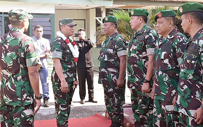 Danrem 031/WB Brigjen TNI Parlindungan Hutagalung saat berbincang dengan Prajurit Kodim 0302/Inhu, Selasa (11/4/2023).