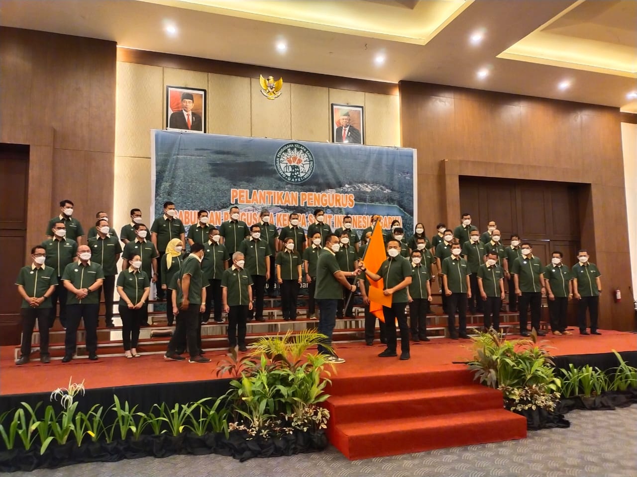 Ketua Dewan Pembina Wisnu Erizal Suharto mewakil Ketua Umum Gapki Pusat, menyerahkan bendera pataka kepada Ketua Gapki Riau Jatmiko K Santosa usai dilantik secara virtual di Hotel Aryaduta Pekanbaru, Jumat (26/3/2021).