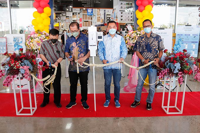 General Manager Operational Mitra10 Rully Diyantino, (dua kiri), General Manager Marketing Communication Mitra10 Erick Koswara (kanan), General Manager Sales Operation and E Commerce Thomas Becket (kiri), Deputy COO Atria Oktavianus Kusuma (dua kanan) men