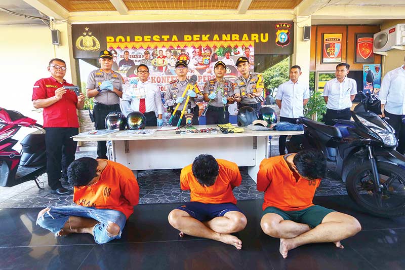Kapolresta Pekanbaru Kombes Pol Susanto memperlihatkan barang bukti bersama tiga tersangka pembobol Indomaret dan Alfamart, saat dilakukan ekspos pencurian dengan pemberatan di Mapolresta Pekanbaru, Senin (29/7/2019). (EVAN GUNANZAR/ RIAU POS)