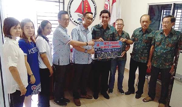 Serahkan Bantuan: Ketua IKTS Armanto (empat kanan) menyerahkan dana bantuan korban gempa Lombok kepada Ketua MBI Riau Suhandi (lima kiri) di sekretariat IKTS, Kompleks Mahkota Jalan Tanjung Datuk Pekanbaru, Sabtu (1/9/2018). (CR2/MIRSHAL/RIAU POS)