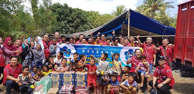 SALURKAN BANTUAN: Kunjungan rombongan PSMTI ke Lombok dan menyalurkan bantuan kepada warga korban gempa, belum lama ini.