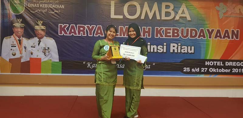 JUARA: Siswi SMK Abdurrab, Putri Christine dan Silviana Ramaloka, berfoto bersama usai meraih juara 1 Lomba Karya Tulis Ilmiah Kebudayaan Se-Provinsi Riau, baru-baru ini. SMK Abdurrab for riau pos