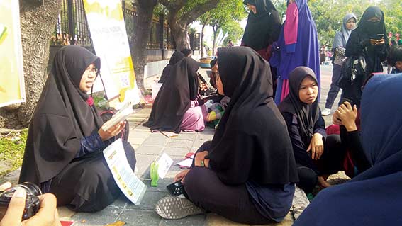 SETOR HAFALAN: Pengunjung car free day menyetor hafalan surah Alquran kepada kru QR Fondation di Jalan Sudirman, Ahad (24/3/2019).