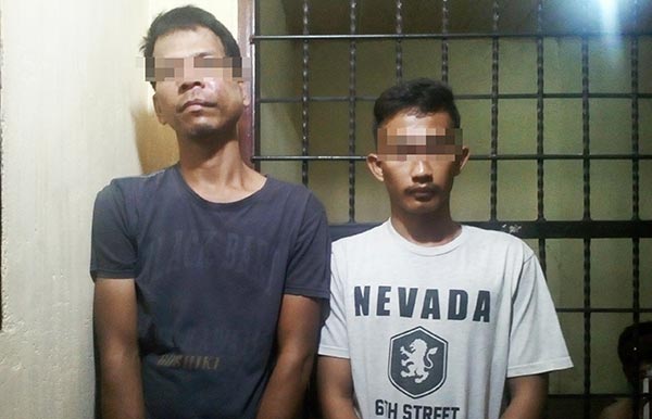 DIAMANKAN: Tersangka pelaku jambret berinisial A (kiri) dan AH (kanan) saat diamankan di Polsek Bukit Raya, Senin (24/6/2019). *3/mirshal/riau pos
