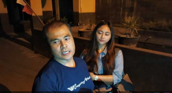 Aceng Fikri bersama istri di Mako Satpol PP, Jumat(23/8) dini hari. (foto/jpnn.com)