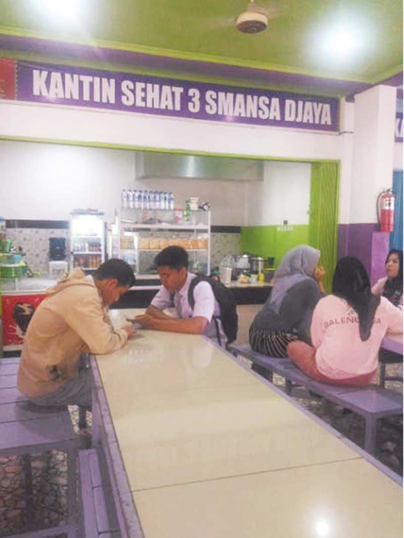 SUASANA KANTIN: Beberapa siswa berada di Kantin Sehat SMAN1 Pekanbaru, Senin (8/4/2019). Meski masih dalam masa UNBK, petugas kantin tetap melayani siswa.