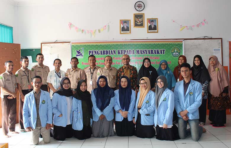 Foto Bersama: Tim Kukerta Terintegrasi Abdimas Unri, tim dosen dan para guru SMP Juara Pekanbaru foto bersama usai workshop pengintegrasian teknologi Google Apps For Education, di aula SMP Juara Pekanbaru, Kamis (4/7/2019) lalu.
