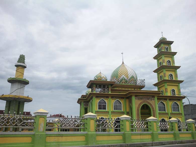 MEGAH: Masjid Al Mujahidin di Jalan Jendral, Labuh Baru, Kecamatan Payung Sekaki, terlihat megah, Ahad (19/5/2019).