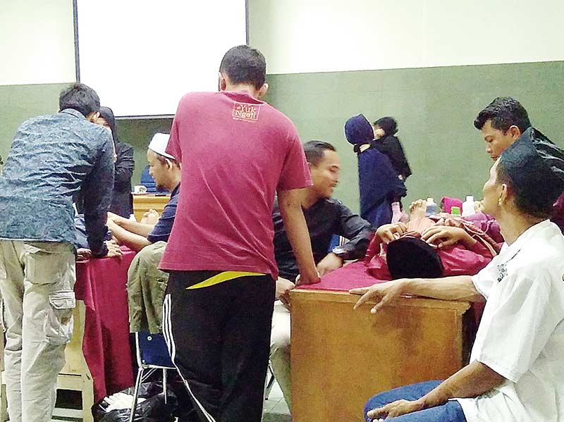 SUNATAN MASSAL: Tim medis dari Riau Production dan Riau Bersedekah melakukan sunatan massal di Masjid Raya An-Nur dalam Festival Muslim Riau, Kamis (25/4/2019).