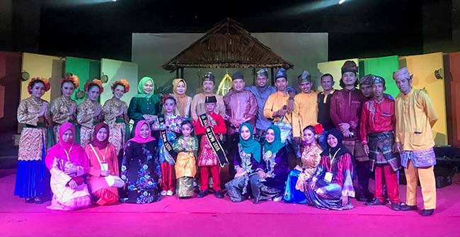 FOTO BERSAMA: Para penggerak Sanggar Tengkah Zapin foto bersama pemenang Panggung Zapin Meskom se-Pekanbaru di Taman Budaya Riau, Sabtu (6/10/2018).