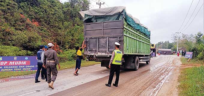 Kendaraan angkutan barang tetap diperiksa petugas di Posko Penyekatan Perbatasan Riau-Sumbar di Desa Tanjung Alai, XIII Koto Kampar, Ahad (16/5/2021).
