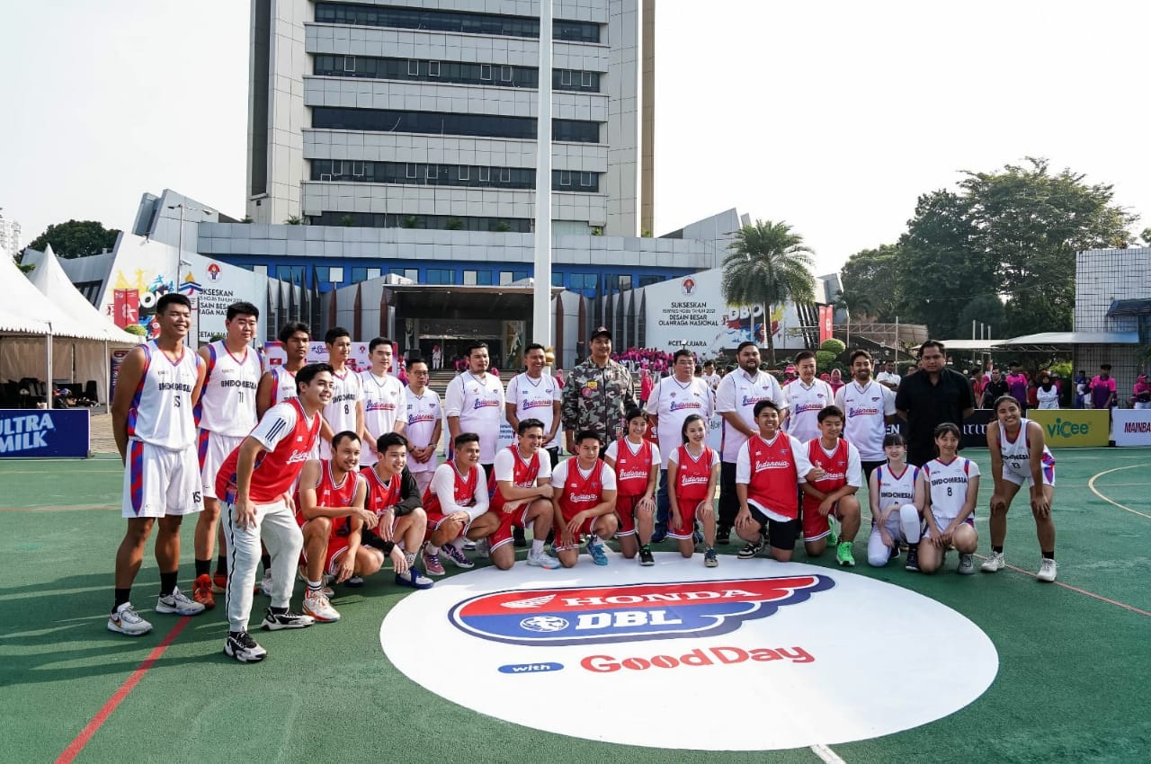 Menpora RI Dito Ariotedjo me-launching bergulirnya liga basket pelajar terbesar Honda DBL with Kopi Good Day musim 2023-2024 di Lapangan Plaza Kemenpora, Jumat 14 Juli 2023. Didampingi Azrul Ananda (CEO DBL Indonesia) beserta para partner, juga beberapa p