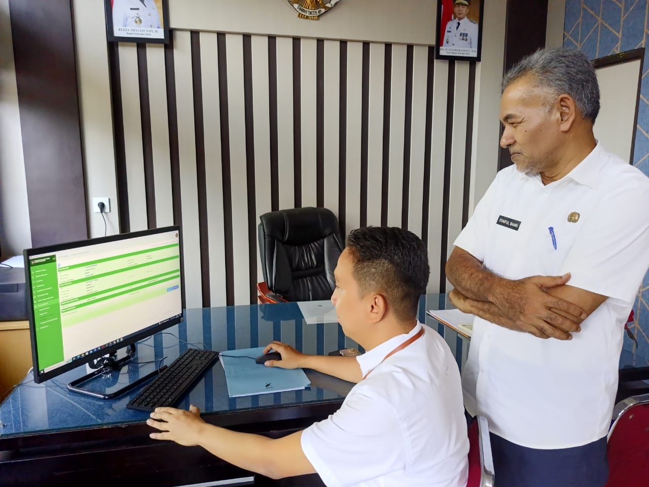 Kepala Disdukcapil Inhu, Syaiful Bahri SSos saat mengecek pelayanan pengajuan perubahan golongan darah dari IKD oleh Administrator Aktivasi, Deka Afriyadi, Senin (21/8/2023).