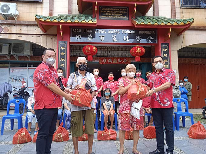 Ketua PSMTI Riau Stephen Sanjaya (kanan) bersama Ketua Dewan Pembina PSMTI Riau Peng Suyoto (kiri) secara simbolis menyerahkan bantuan paket Imlek kepada warga Tionghoa yang kurang mampu, Senin (24/1/2022).