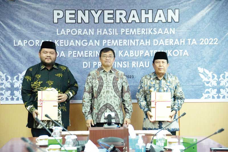 Bupati Rohul H Sukiman didampingi Ketua DPRD Rohul Novli Wanda Ade Putra ST MSi foto bersama dengan Plt Kepala BPK RI Perwakilan Riau Arman Syifa atas raihan penilaian predikat opini WTP di aula Kantor BPK Perwakilan Riau di Pekanbaru, Jumat (16/6/2023).